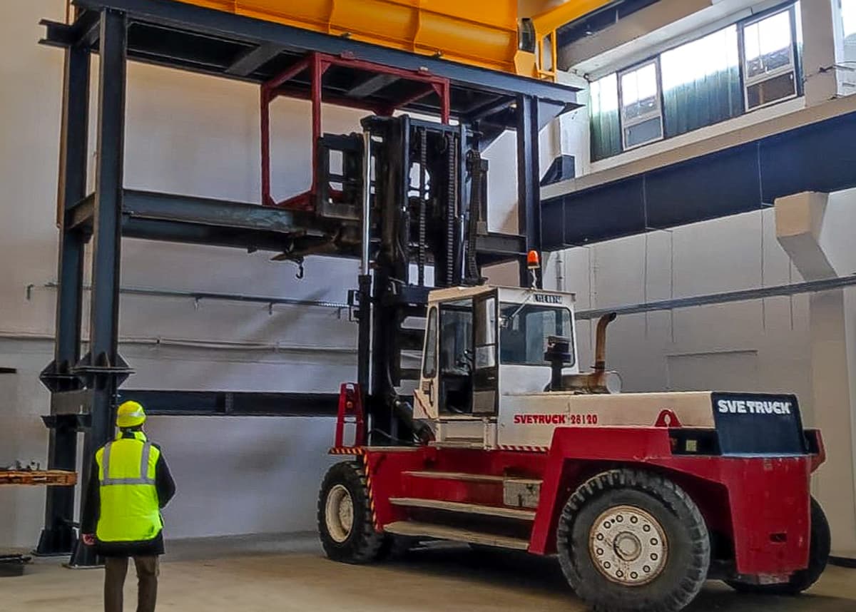 Stivuitor greu Svetruck intr-o hala industriala