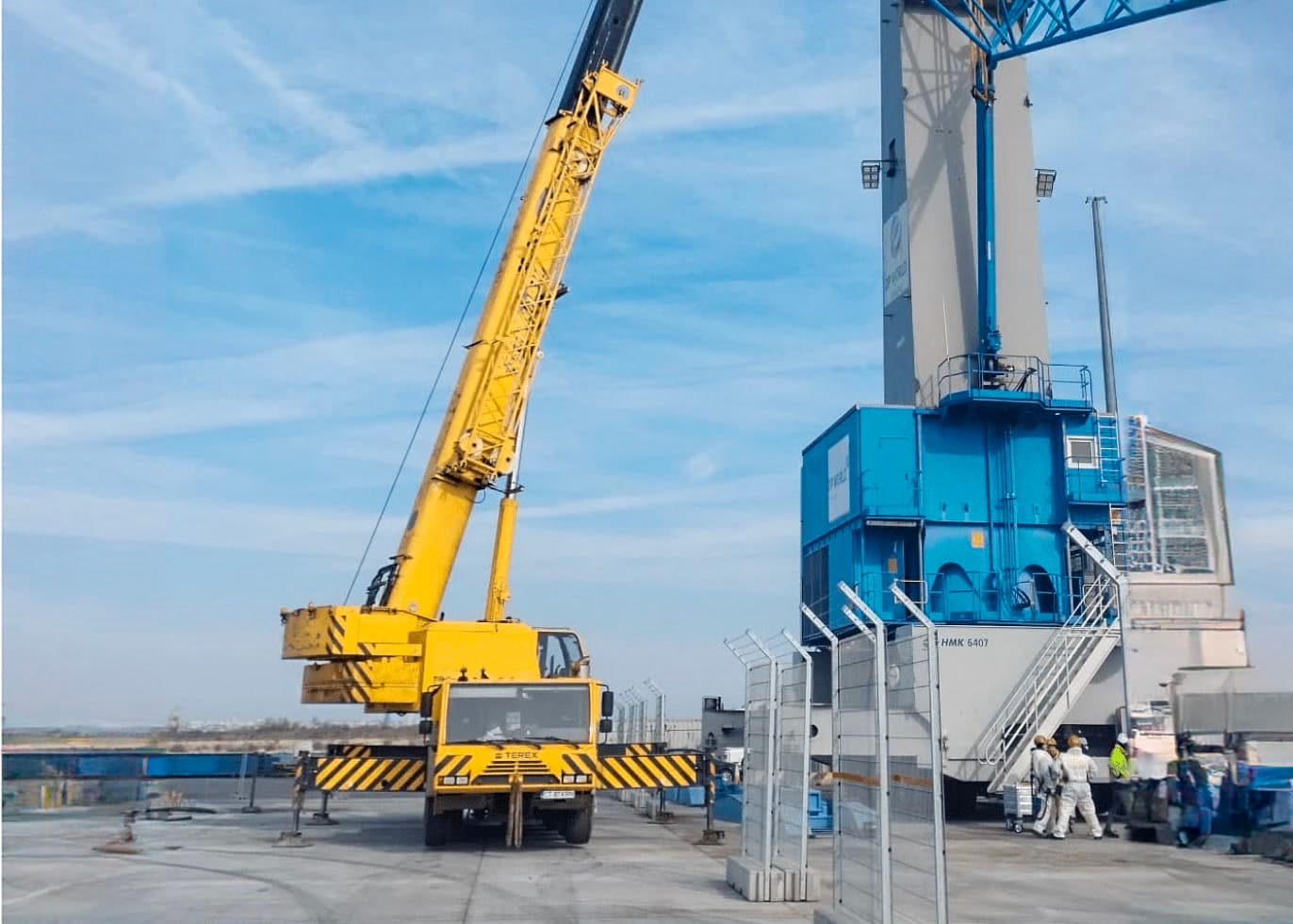Automacara langa o structura industriala albastra