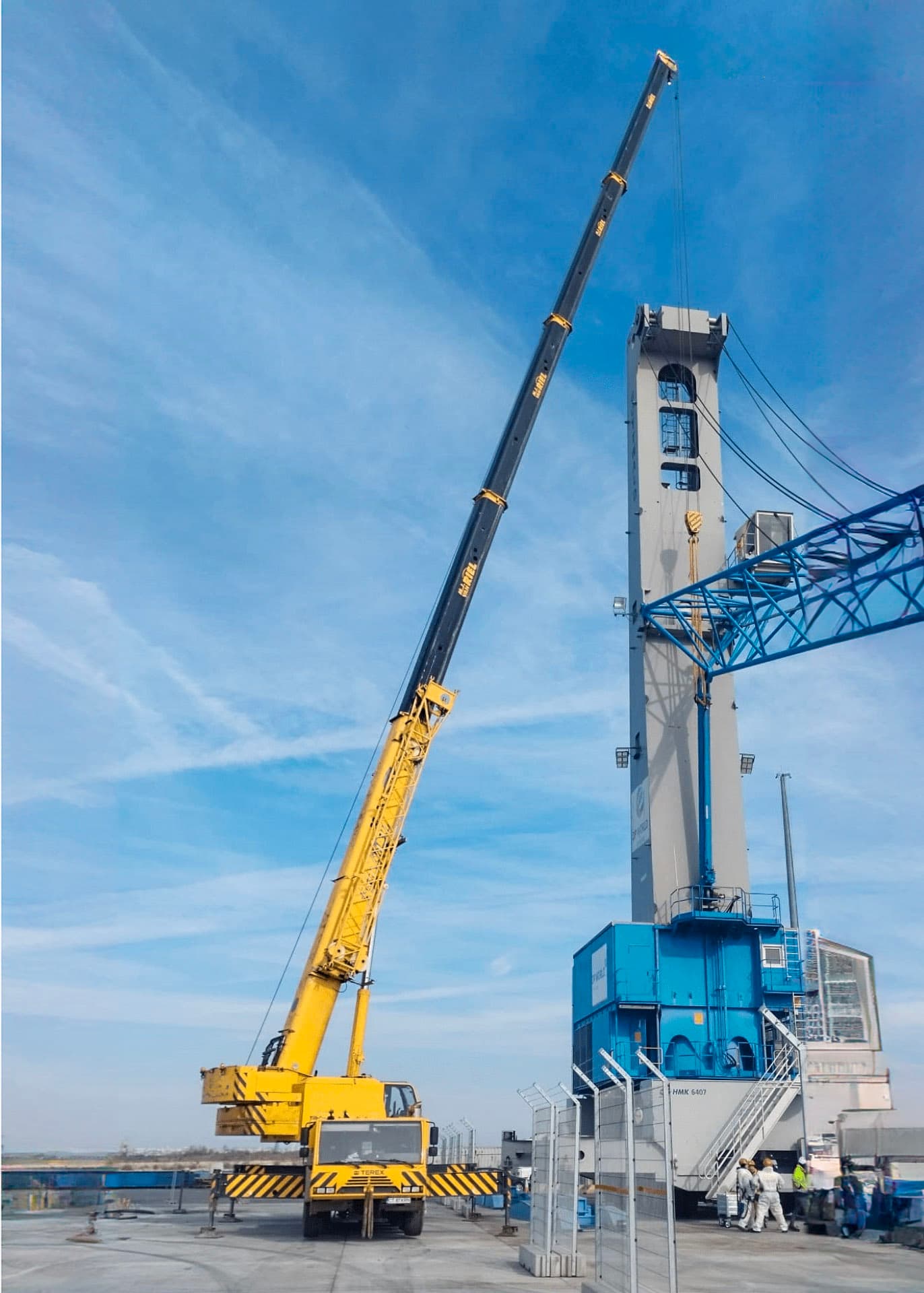Automacara langa o structura industriala albastra
