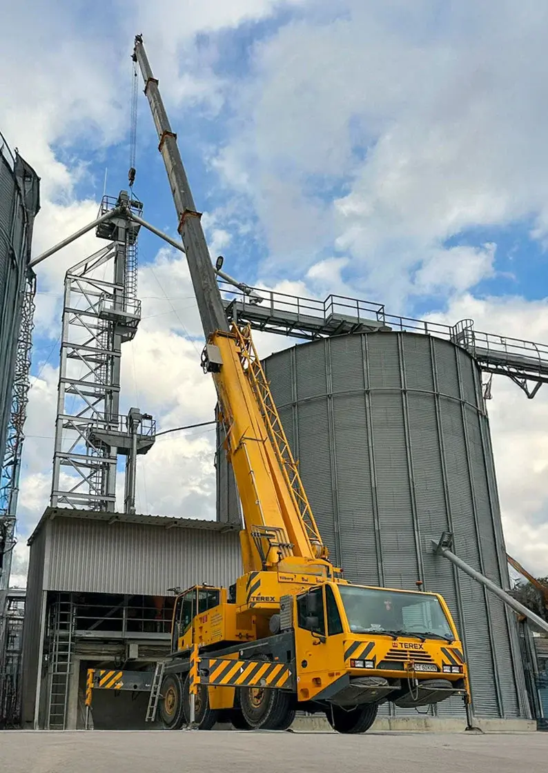 Automacara Terex langa un siloz industrial