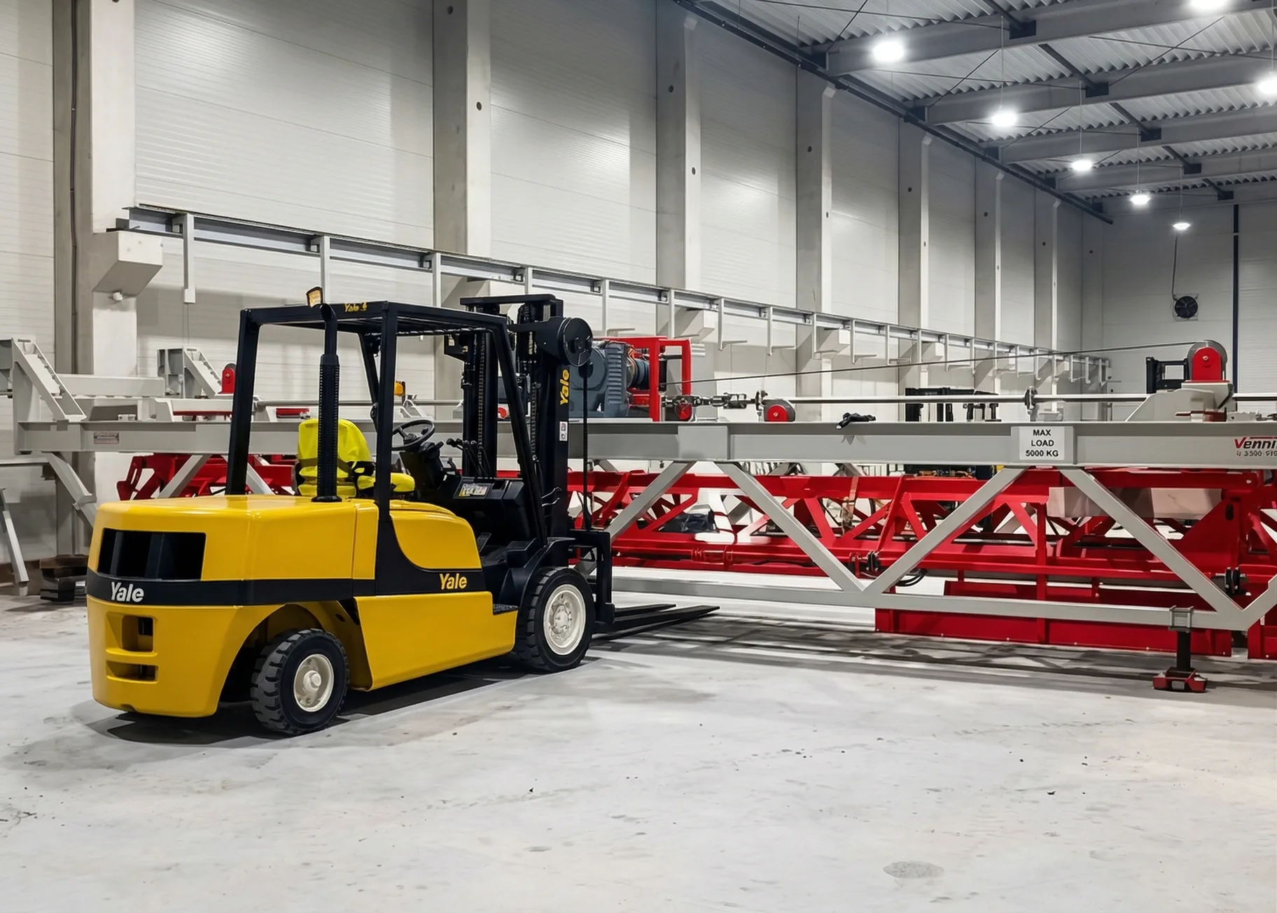 Stivuitor Yale transportand o structura metalica