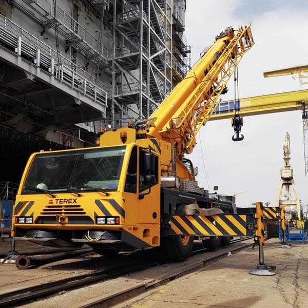 Automacara Terex intr-o zona industriala