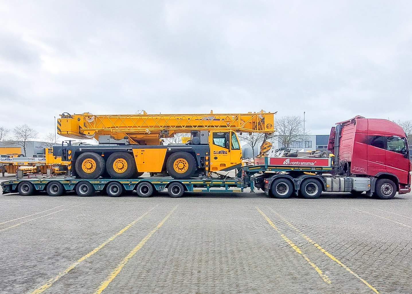 Mobile crane transported on a heavy haul trailer