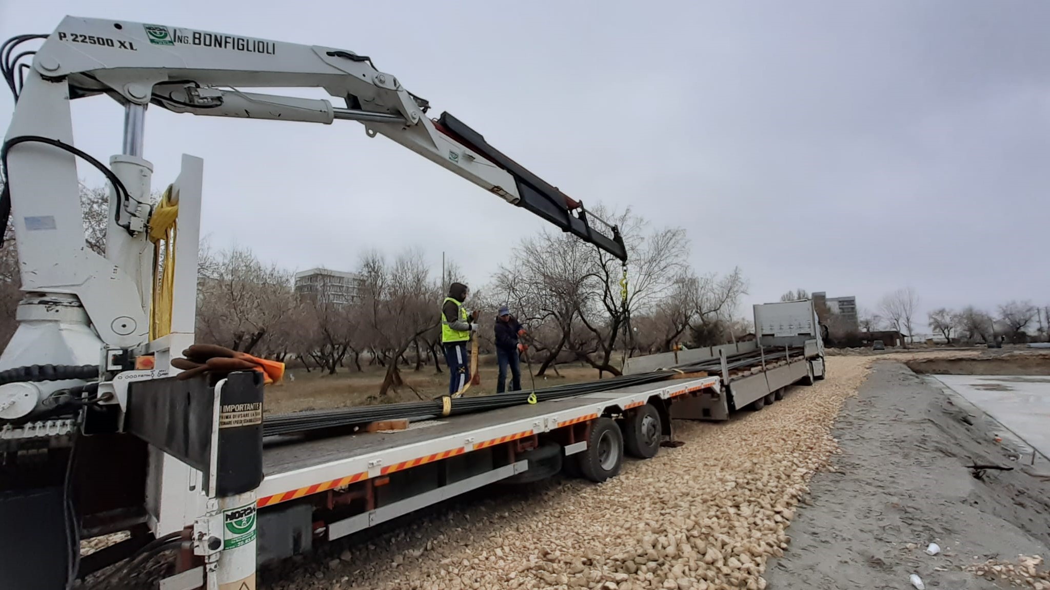 Unloading 25T of Iron Links Using a Mobile Crane