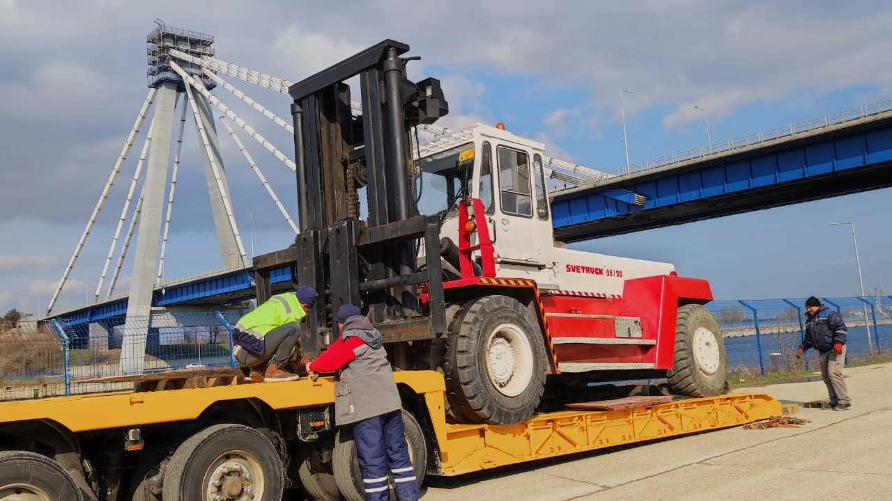 Ridicarea containerului de marfă folosind un stivuitor industrial