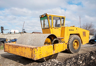 Yellow road roller Bomag BW215D