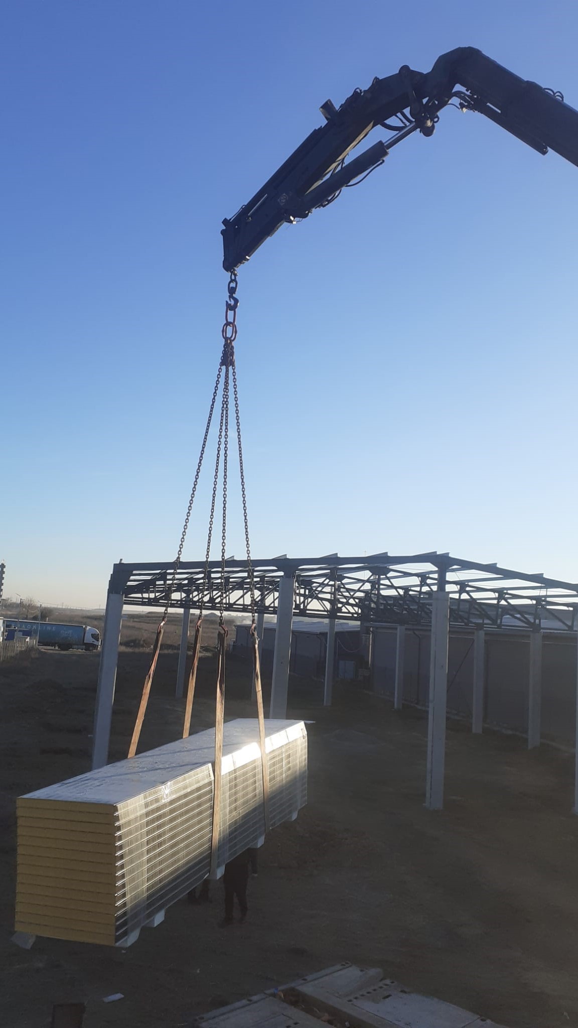 Lifting sandwich panels with a mobile crane