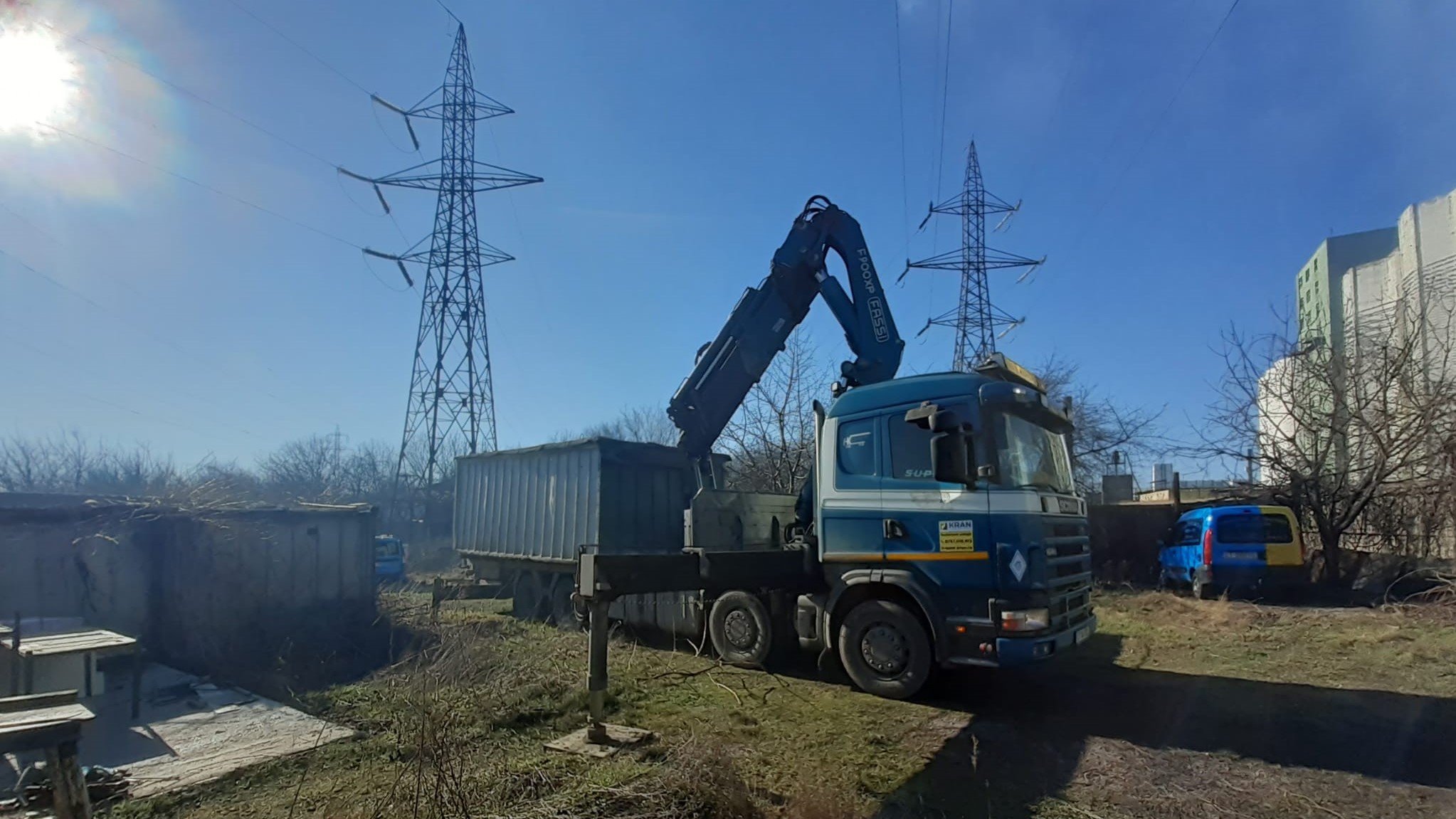 Concrete garage relocation with a mobile crane truck