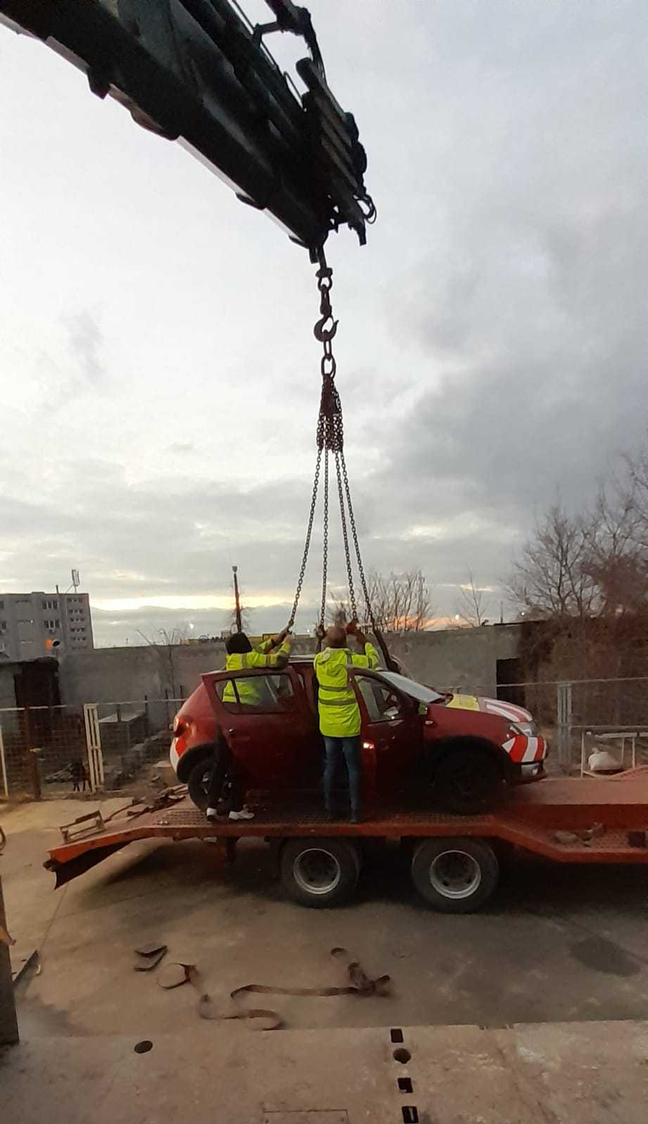 lifting and towing an automobile with a mobile crane