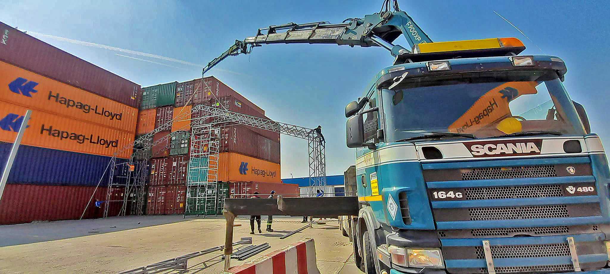 Construirea unui cort în portul Constanța cu ajutorul macaralei mobile