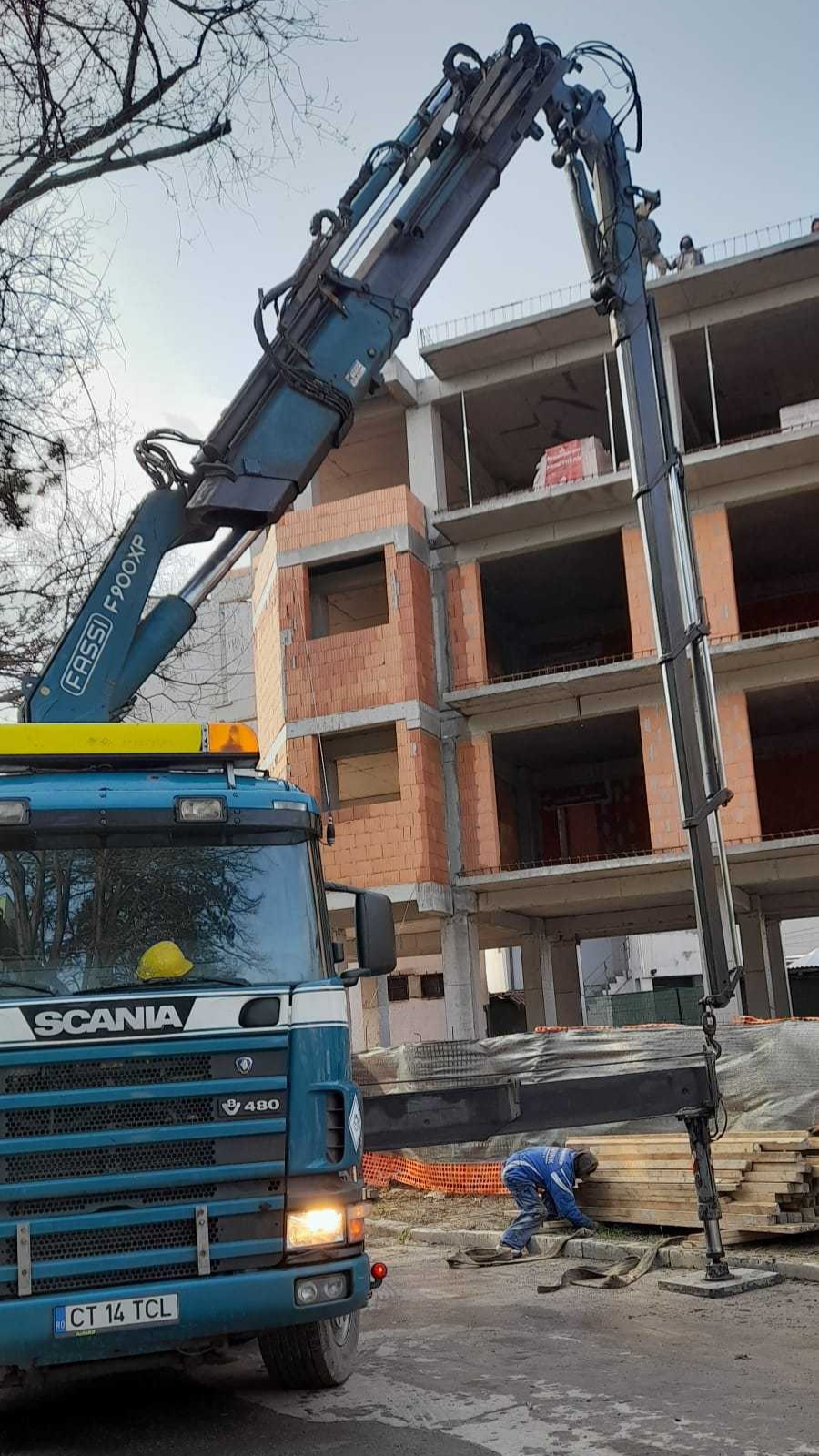 Ridicarea materialelor de construcție folosind un camion macara