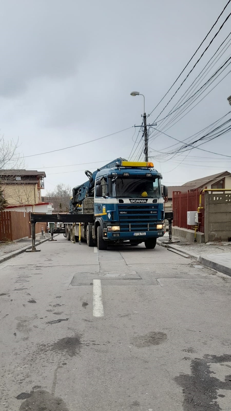 unloading the heavy-duty grinder with mobile crane