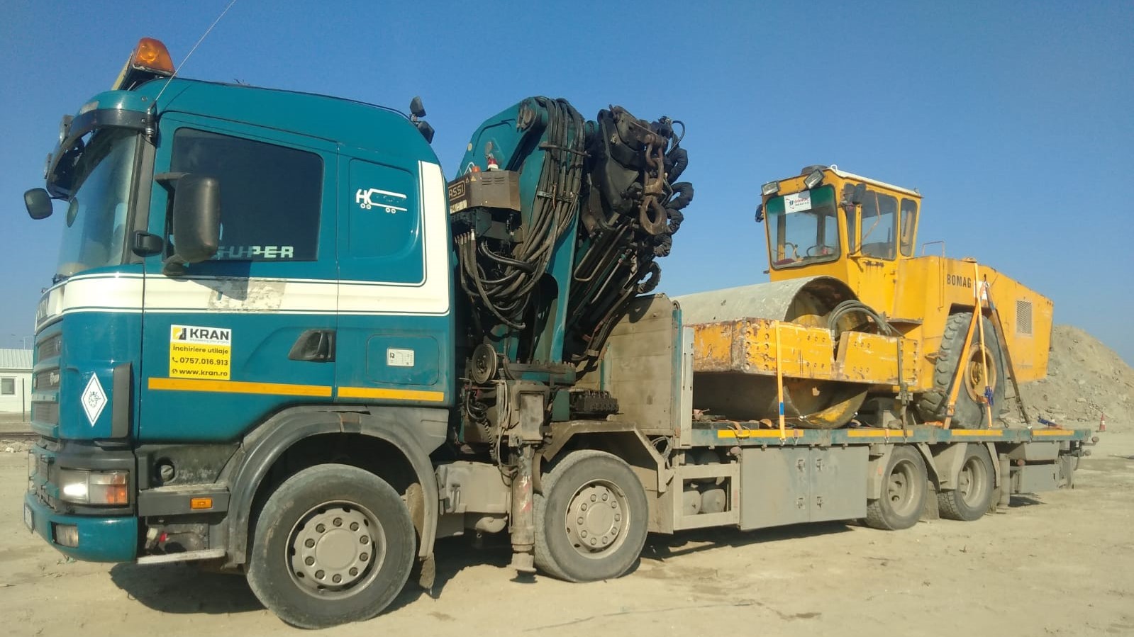 Transporting a road roller with a mobile crane