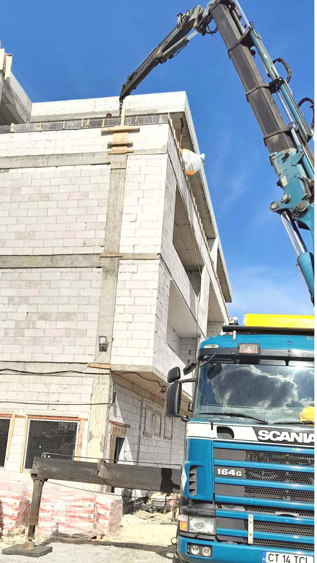 Lifting uPVC using mobile crane