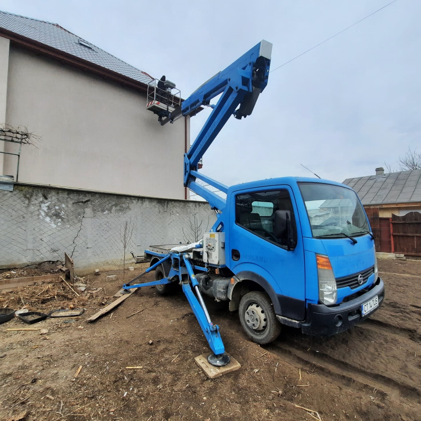 gutter cleaning with the help of a truck-mounted boom lift