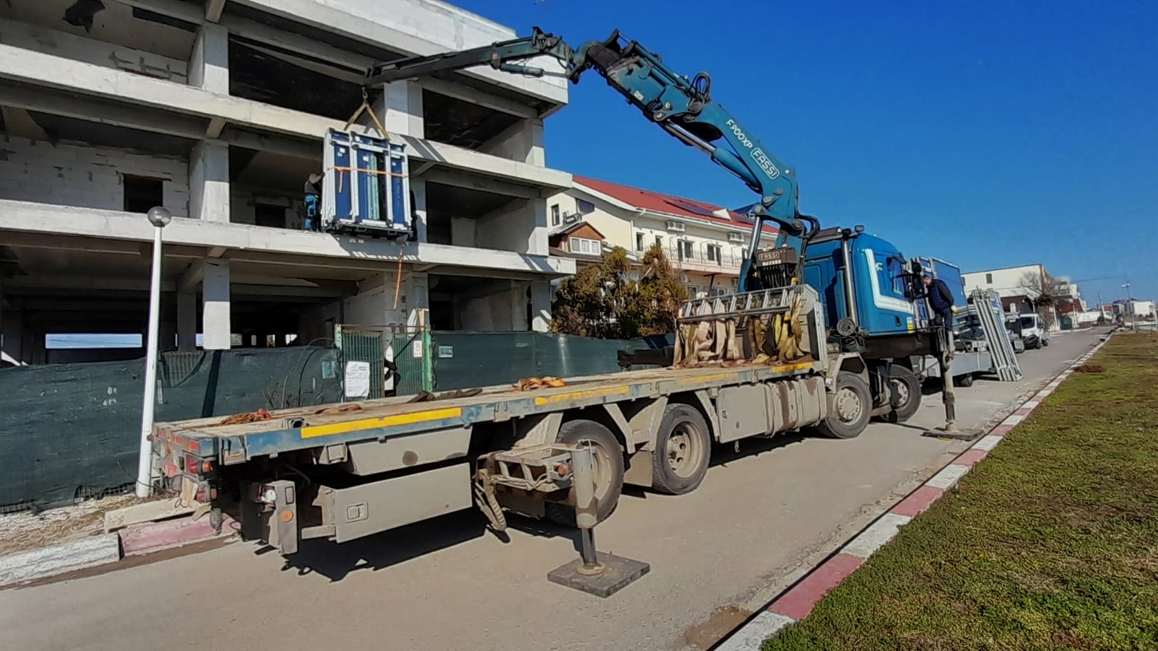 lifting upvc panels using a mobile crane