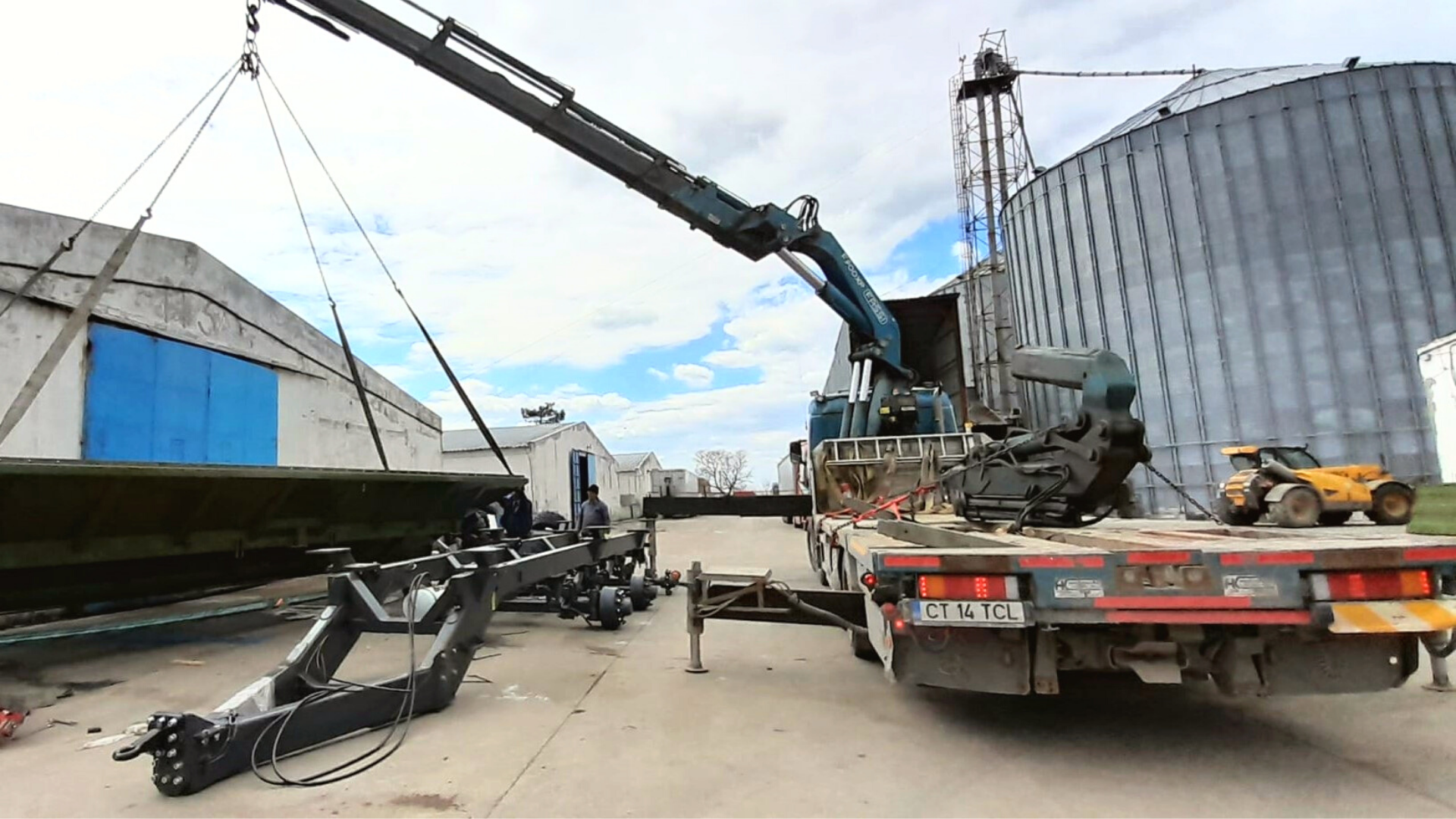 lifting heavy trailer using a mobile crane