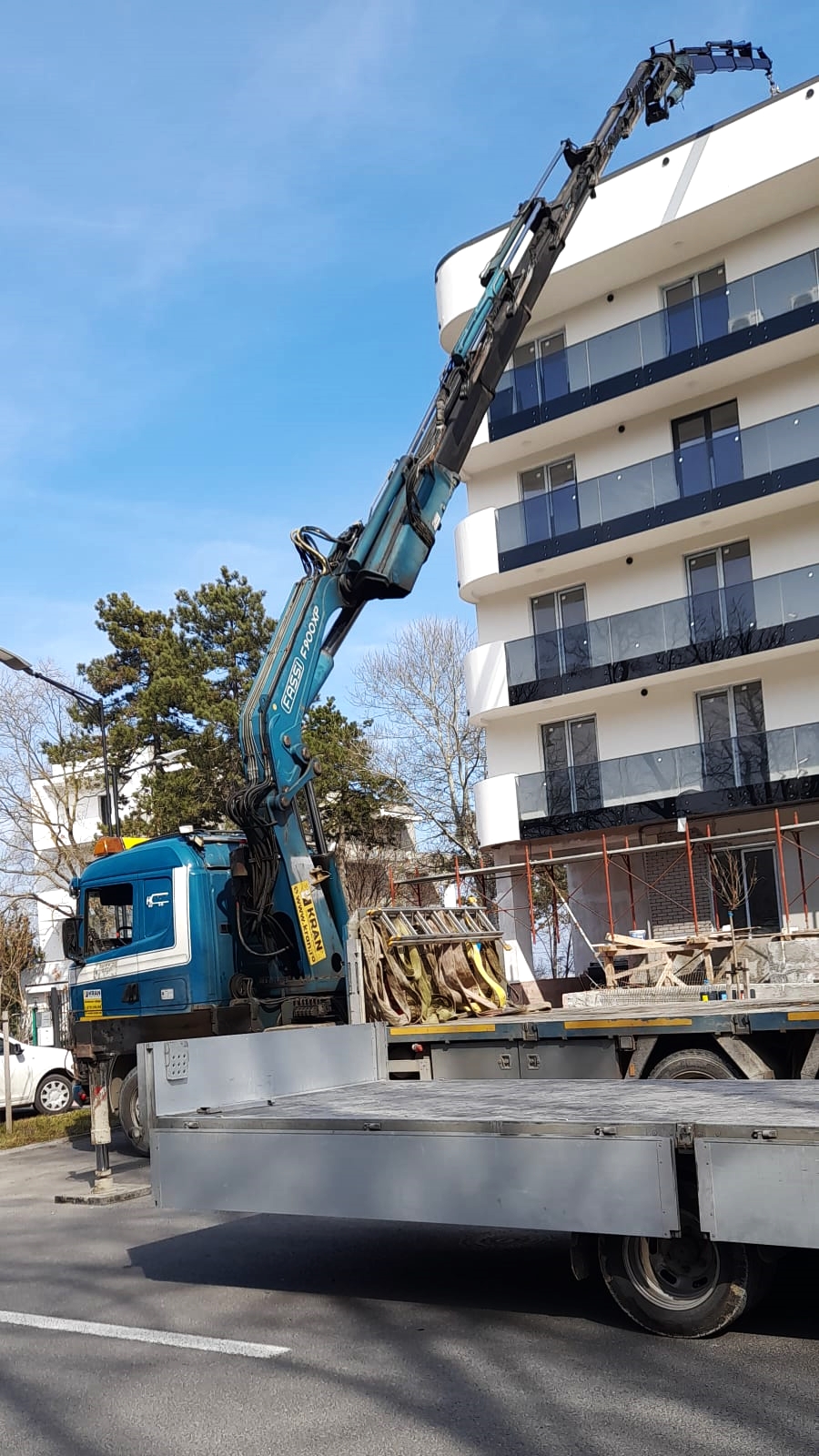 Lifting a glass rack and uPVC panel with the help of a mobile crane