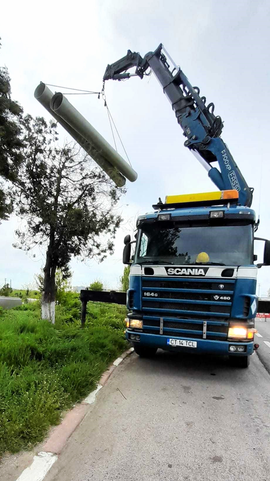 Lifting and transporting bulky pipes with a mobile crane