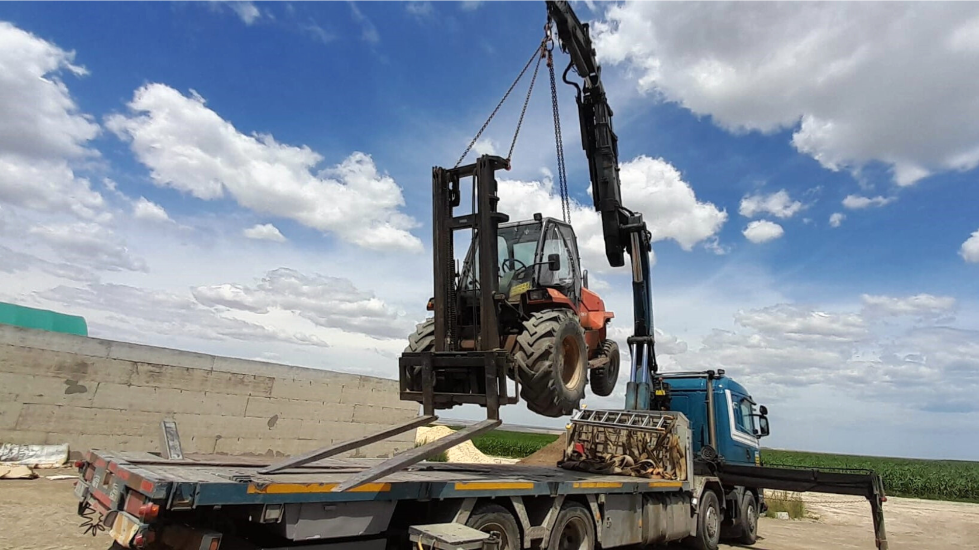 Rough-Terrain Forklift Hire for Lifting a tarp