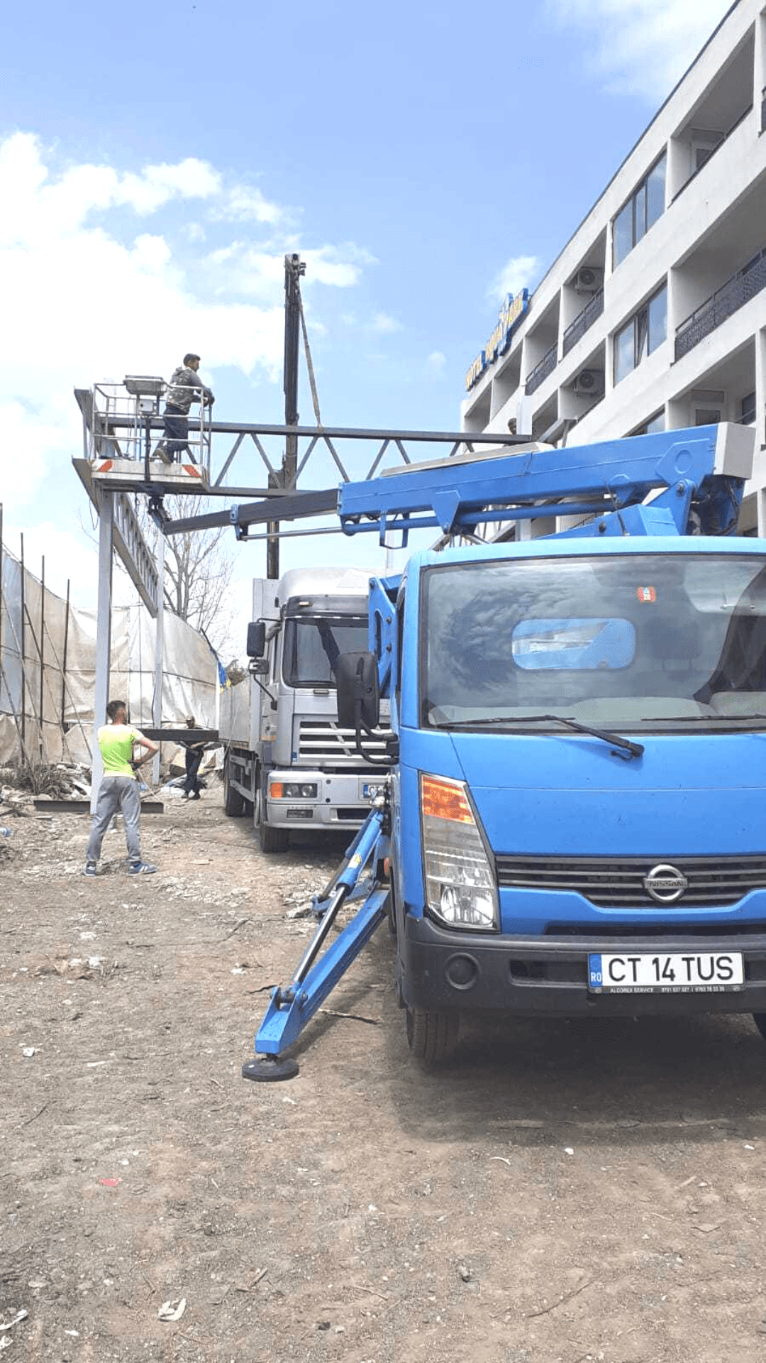 Installation of the reception indicator with a boom lift