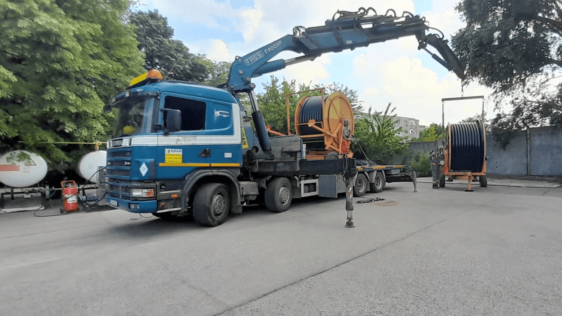 Relocation of watering reels with a mobile crane