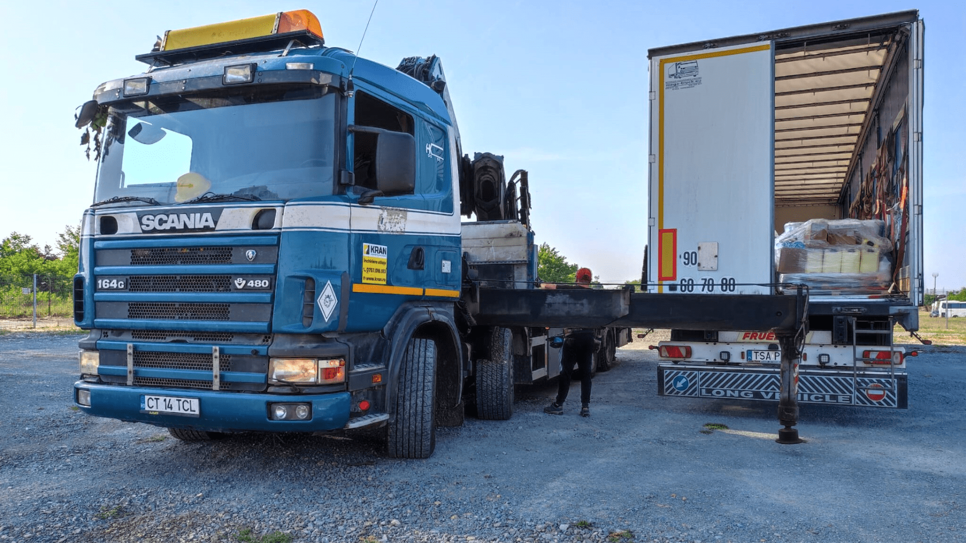 Încărcarea și transportul de paleți grei cu macaraua camion