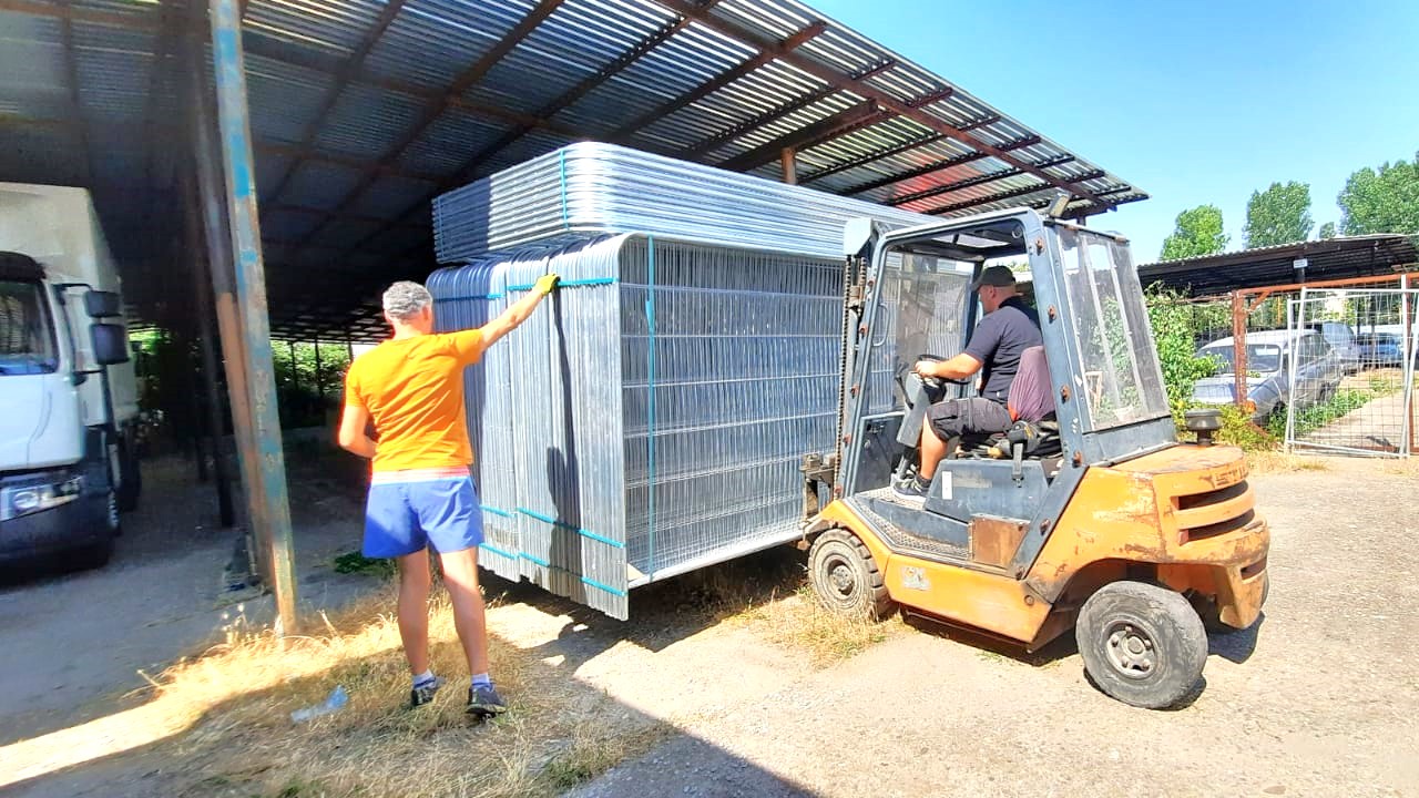 Unloading pallets using a forklift