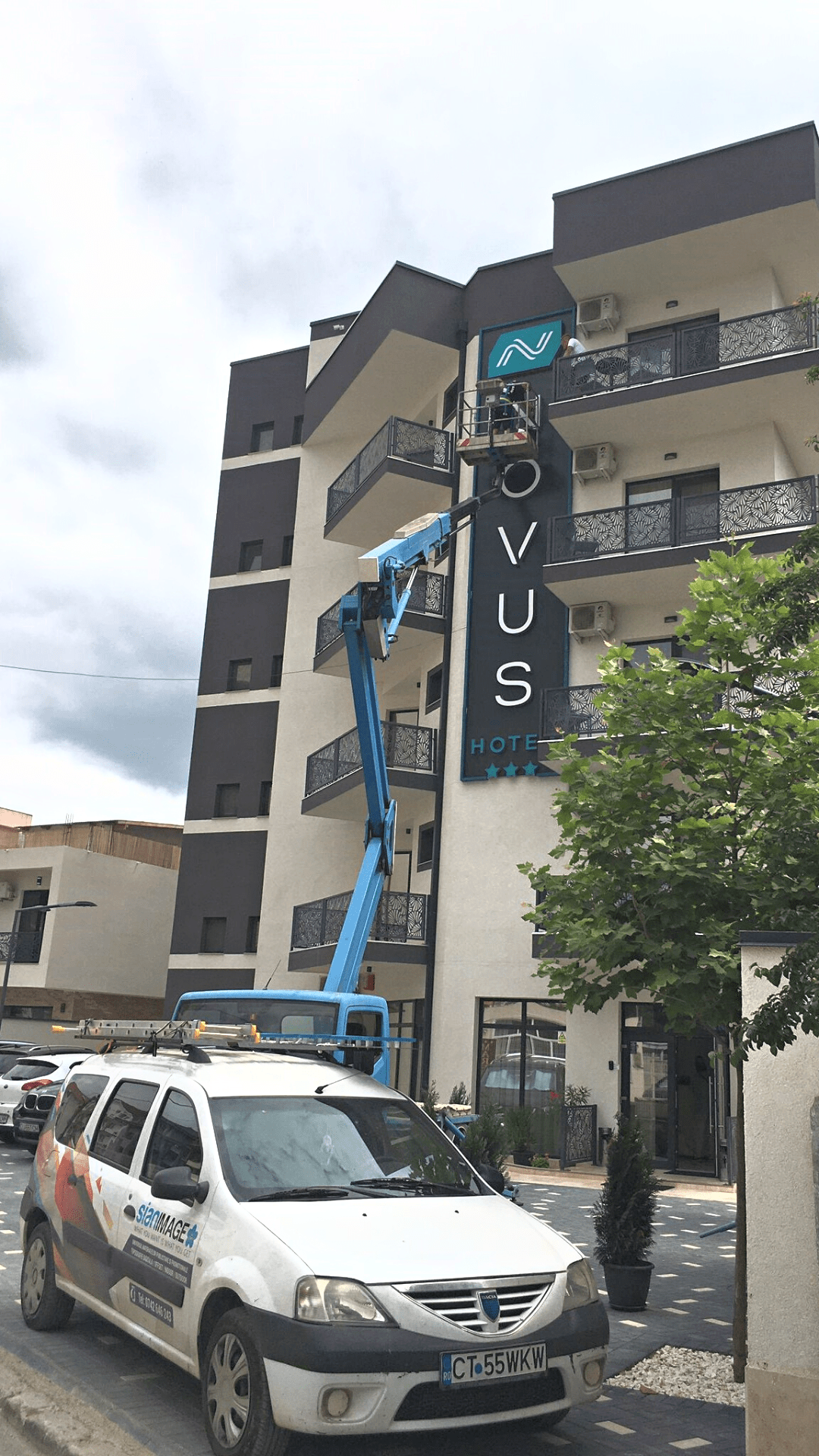 Repairing the Advertising Sign using an aerial working platform