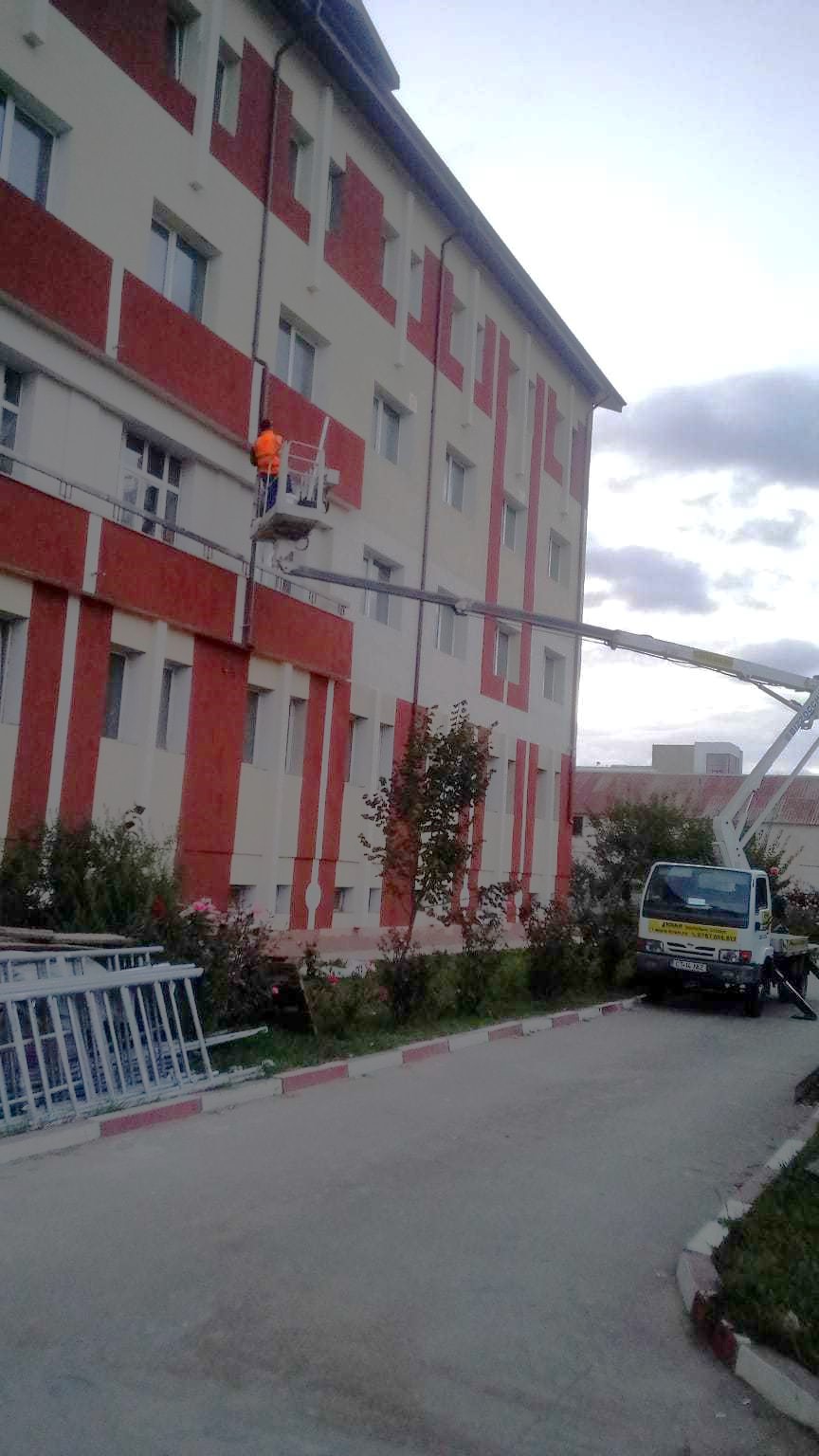 Închiriere platformă aerienă pentru montare banner și lucrări de întreținere a hotelului