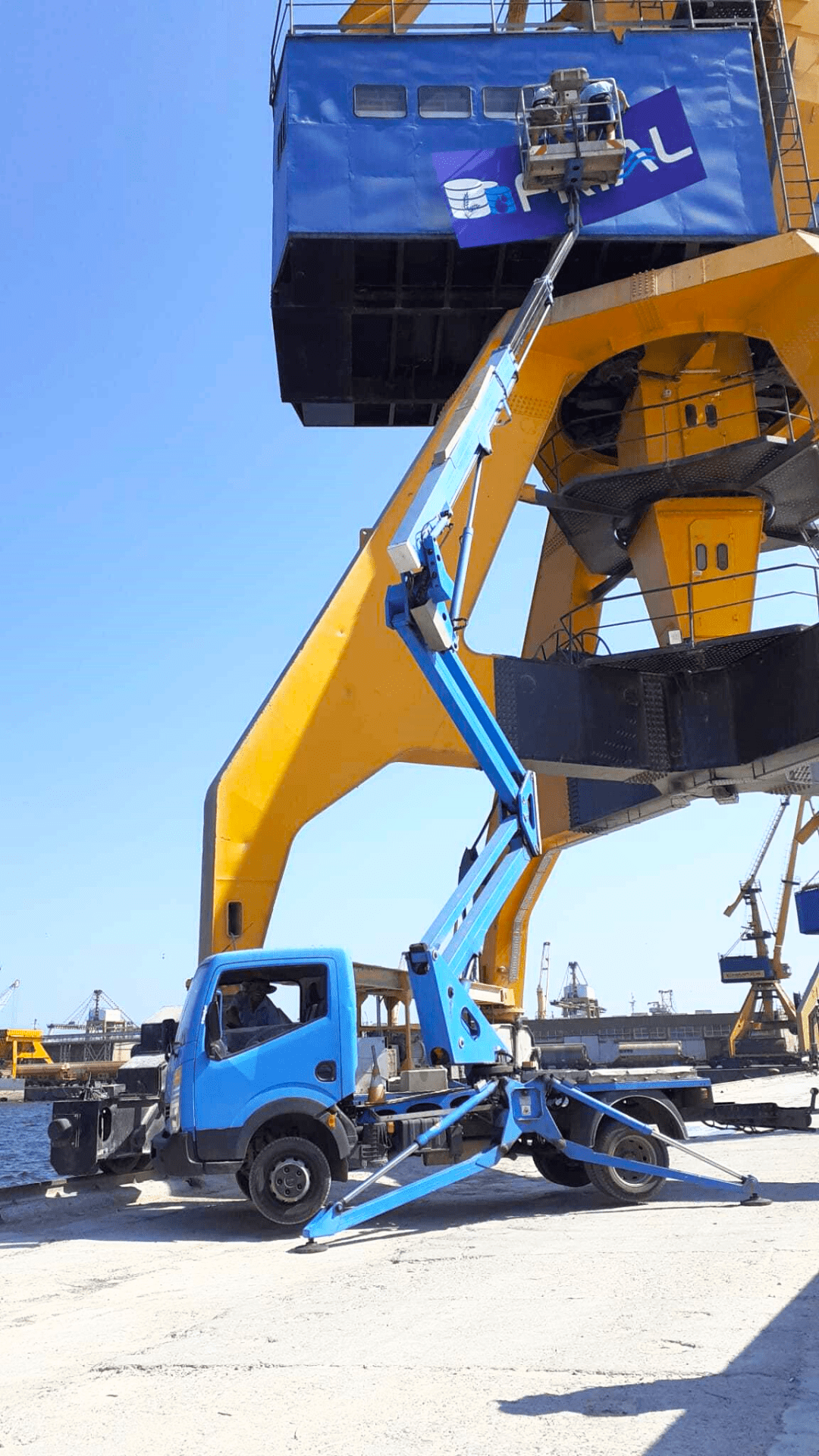 Mounting Advertising Panels on Port Cranes using an Aerial Platform