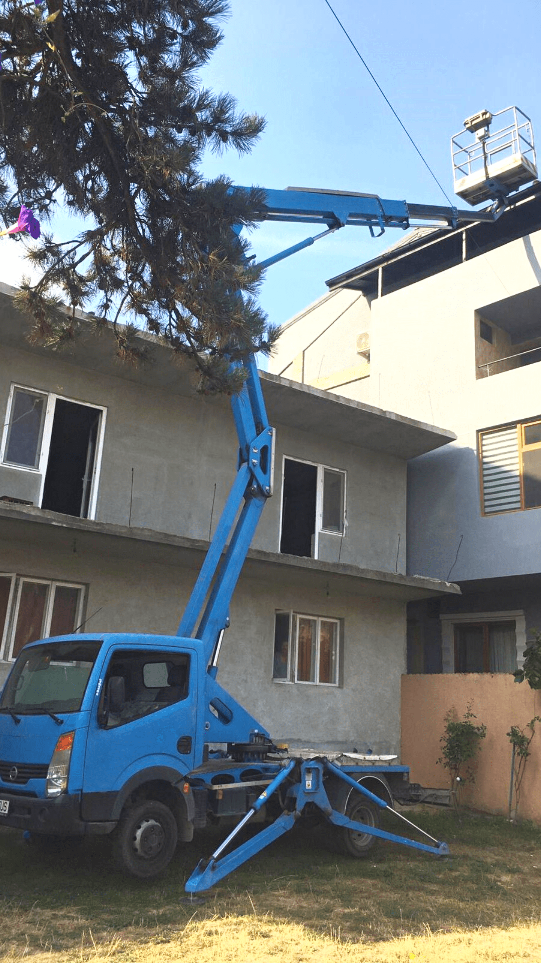 Installing Photovoltaic Panels using a Truck-Mounted Boom Lift