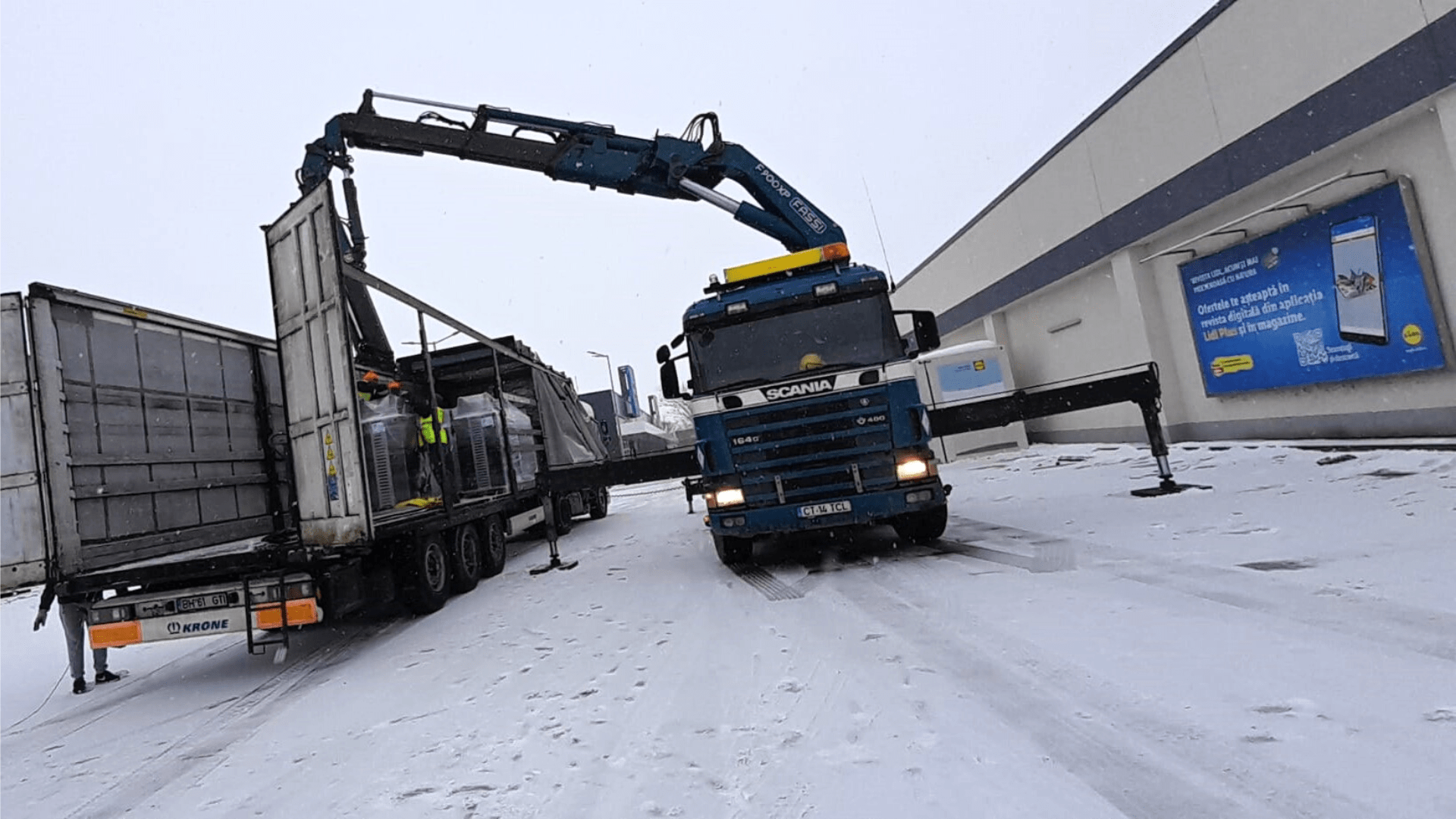 Unloading Photovoltaic Panels using a Truck Crane