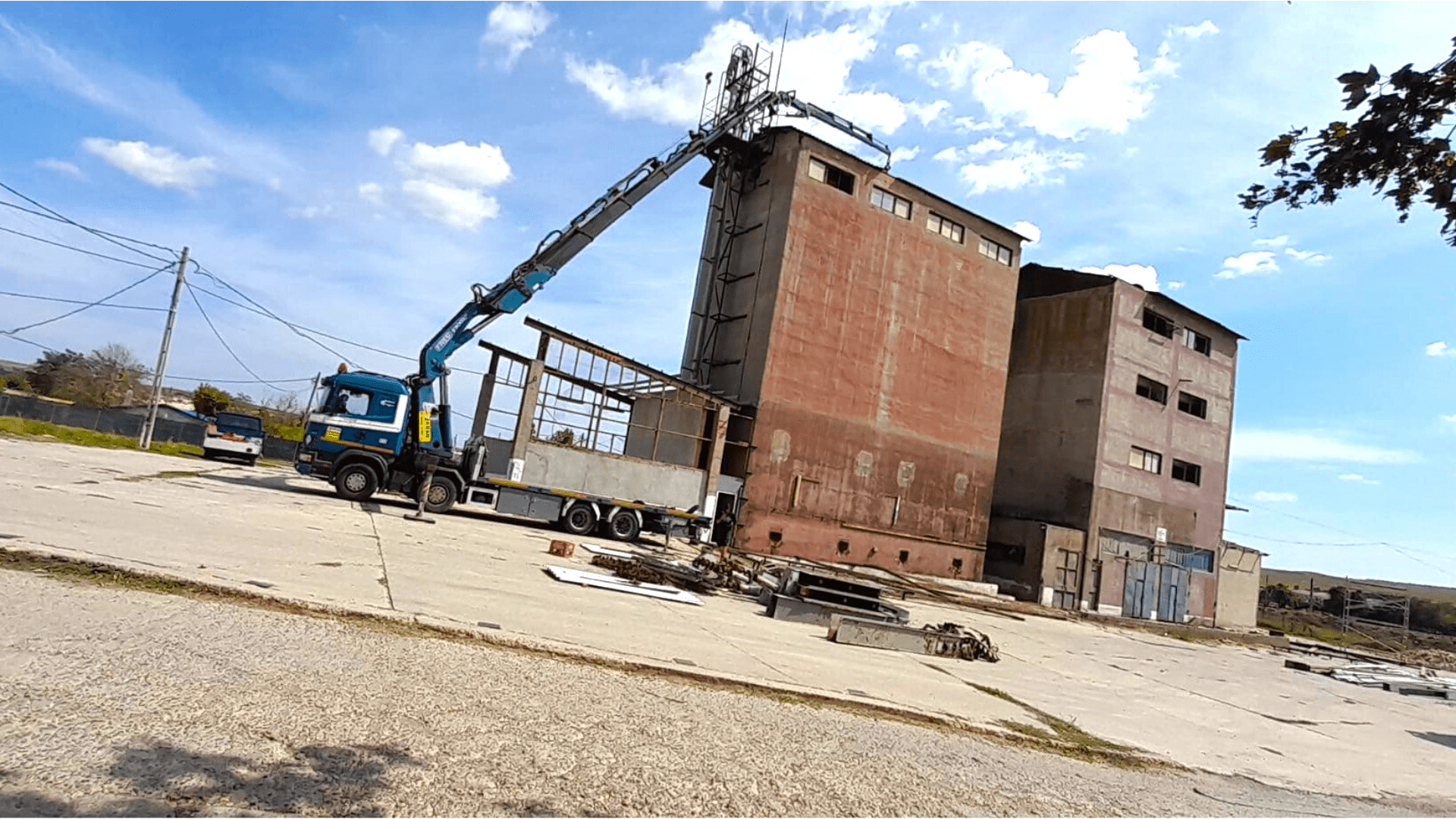 Dismantling a Hall Profile and an Elevator using a Truck Crane