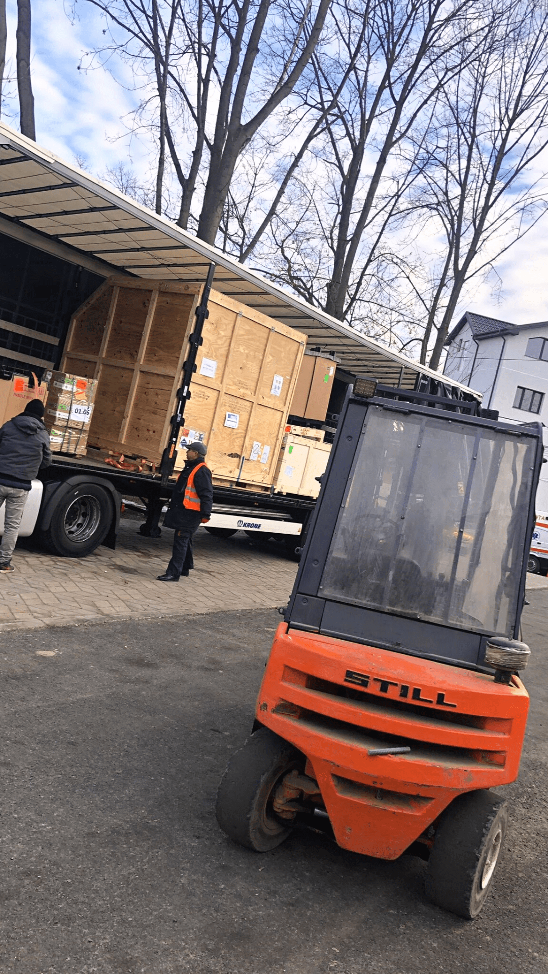 Unloading materials using forklifts for rent