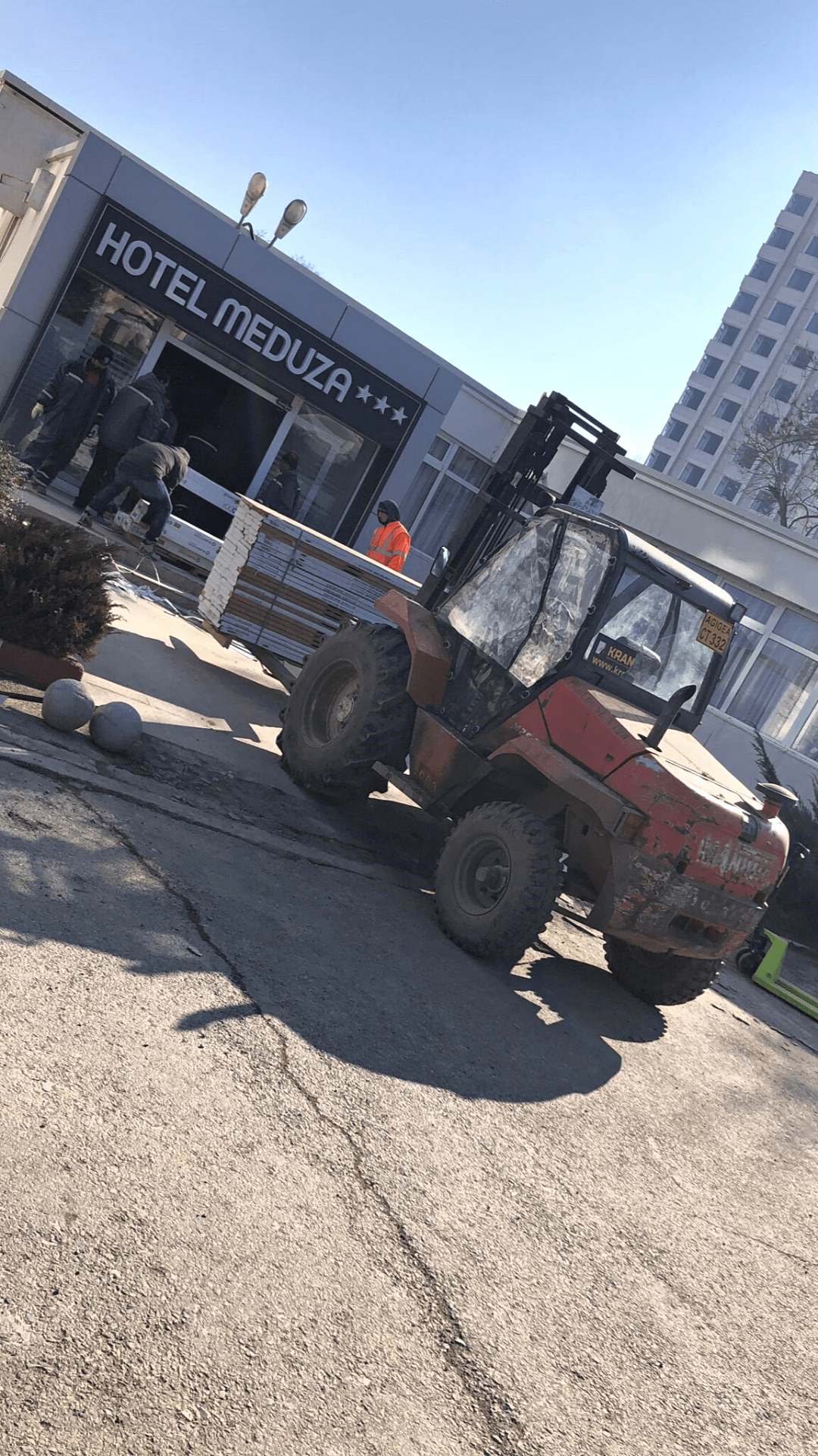 Unloading materials using forklifts for rent