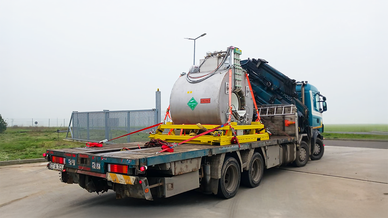 Relocare echipament RMN 8 tone: Transport cu macara și poziționare de precizie – Constanța