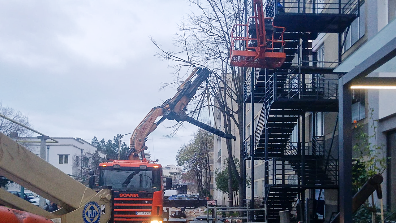 Camion echipat cu macara și platformă aeriană – Constanța